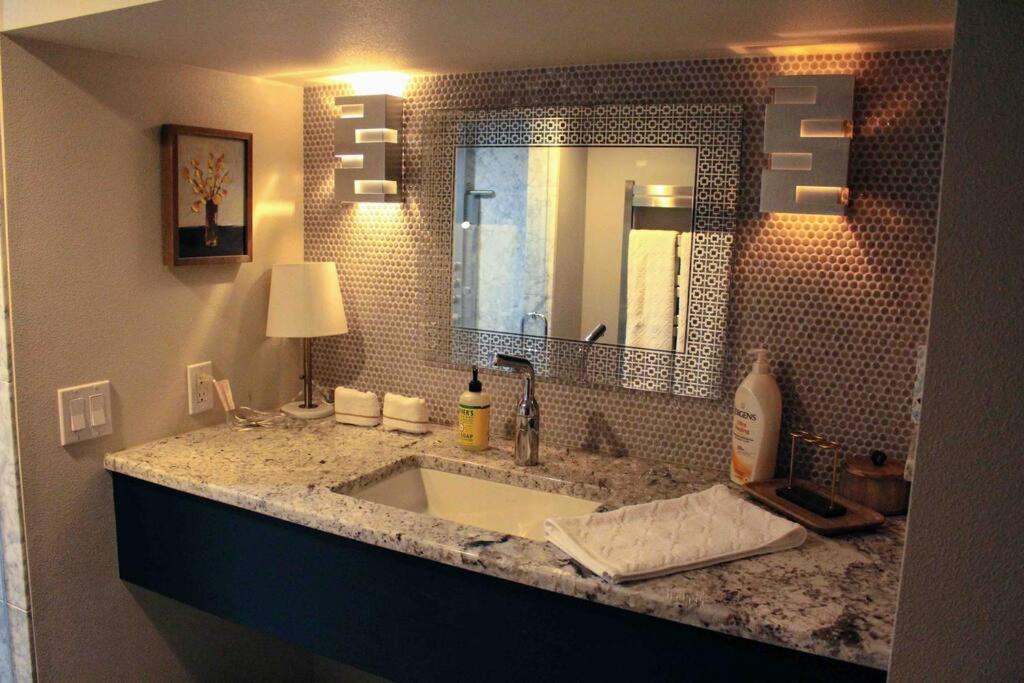 Апартаменты Heart Of Woodstock, 10 Min Walk To Reed, With Private Garage! Портленд Экстерьер фото